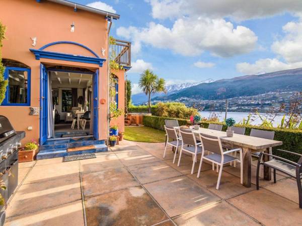 Sunny Lakeview Villa