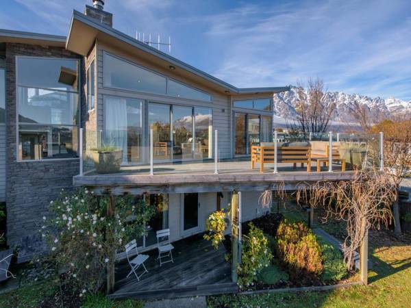 Lake Views on Yewlett - Queenstown Holiday Home