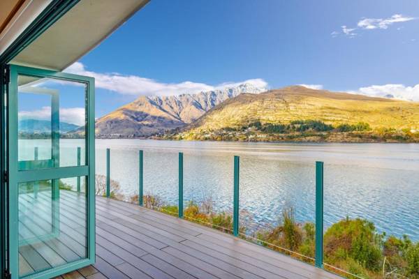 Huge Lakefront Delight - Queenstown Holiday Home