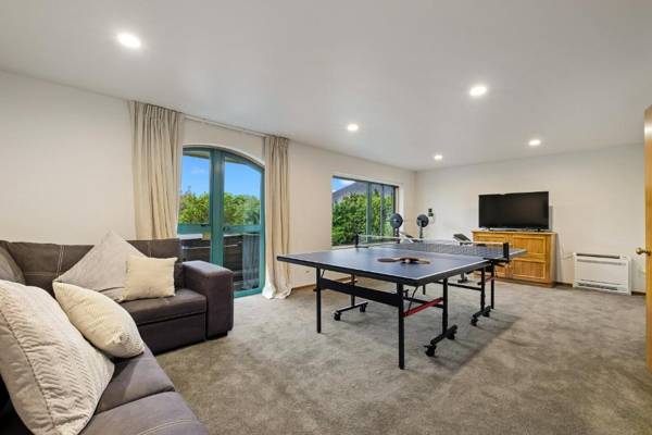 Huge Lakefront Delight - Queenstown Holiday Home