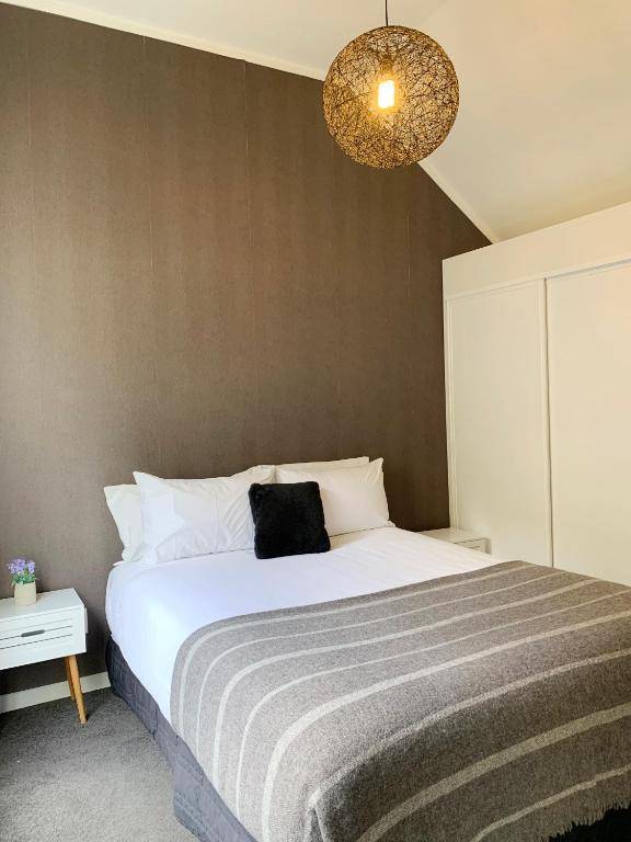 4 bedroom home unlimited wifi fantastic lake views with private balcony