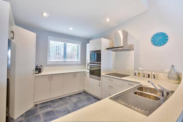 Central Water Views - Queentown Holiday Townhouse