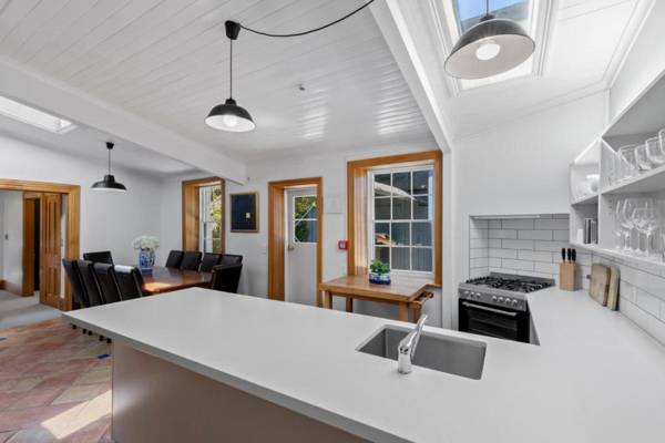 Historic Stonehouse & Alley Cottage - Sleeps 14 with spa pool