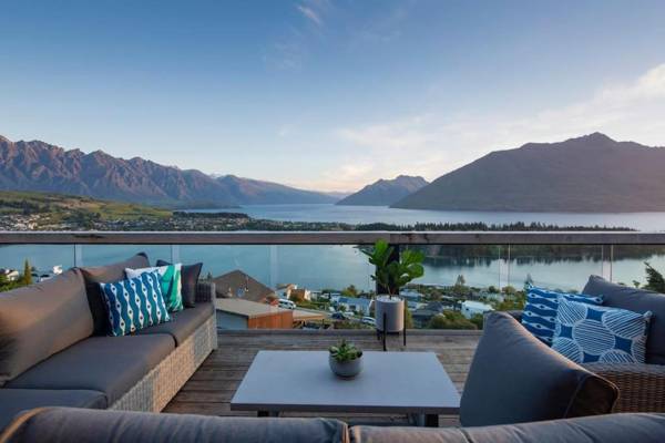 Highlands Lake House-Stunning Lake And Mountain Views!