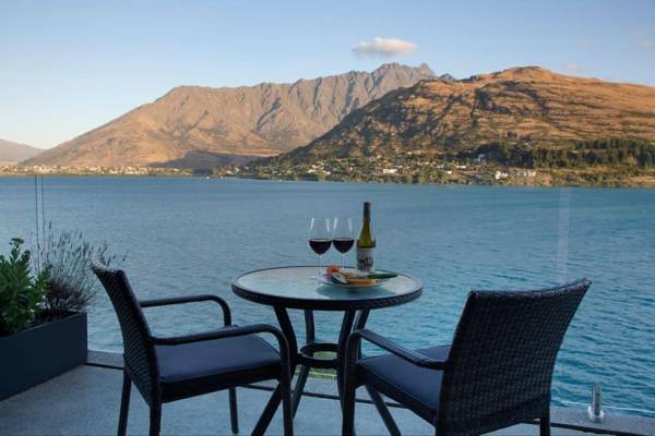 Kikorangi Lakeside Villa- Direct Lake Access!!