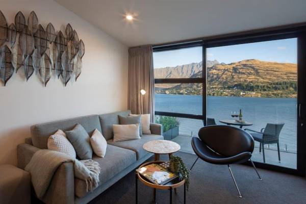 Kikorangi Lakeside Villa- Direct Lake Access!!