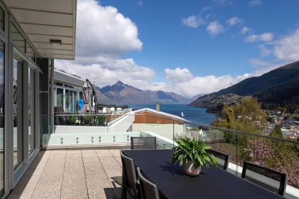 Queenstown Hill 4 Bedroom Villa- Stunning Views!