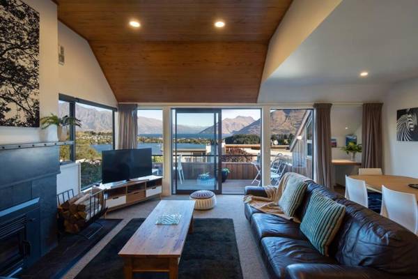 Remarkable Villa- Stunning Lake and Mountain Views