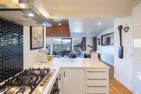 Remarkable Villa- Stunning Lake and Mountain Views