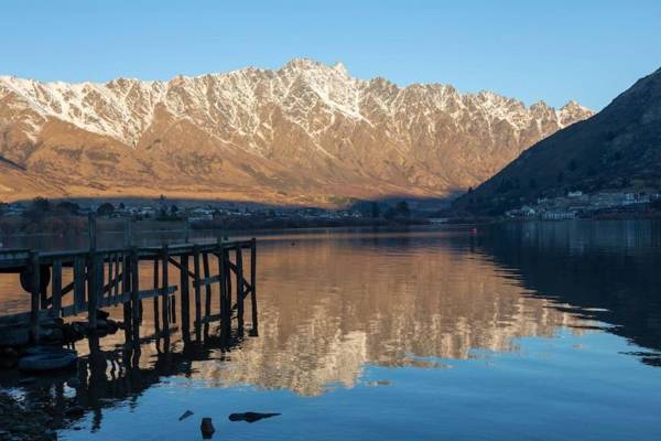 Marina Lake Front Villa With Stunning Views!