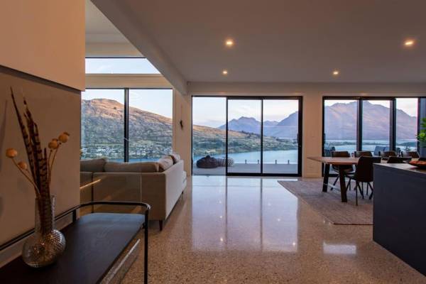 Sky Villa 1B Luxurious Villa- Stunning Lake Views!