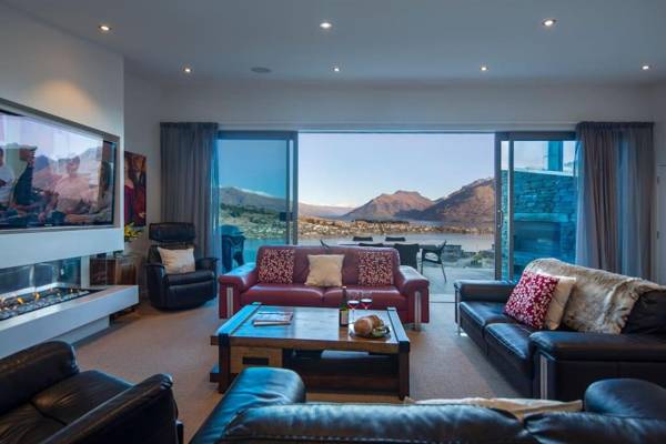 Luxury Alpine Dream Home-Hot Tub & Lake Views!