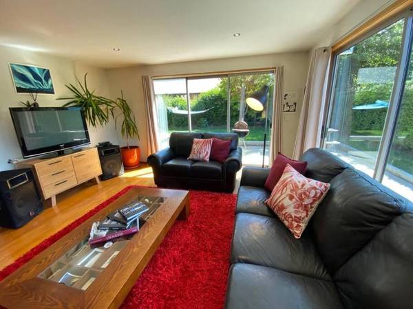 Private Villa Devine views short drive to town or ski fields