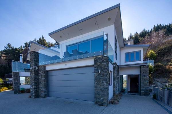 St Lukes Luxury Alpine Dream Home with Hot Tub