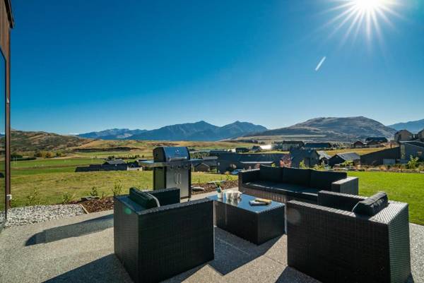 A Remarkable Stay - Jack's Point Holiday Home