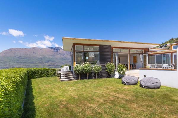 Whakata on Whitbourn - Luxury Retreat With Spa