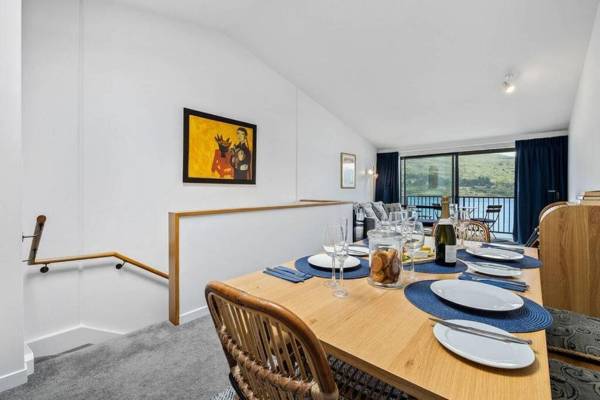 Misty Lakes - Lakefront Apartment