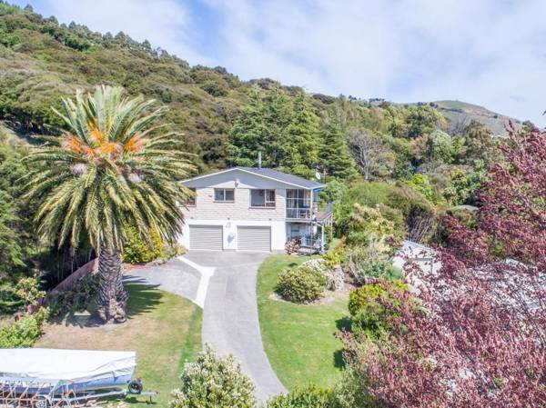 Hilltop Haven - Akaroa Holiday Home