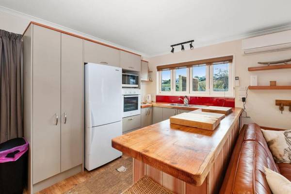 The Purple House - Ohakune Holiday Home with Spa Pool