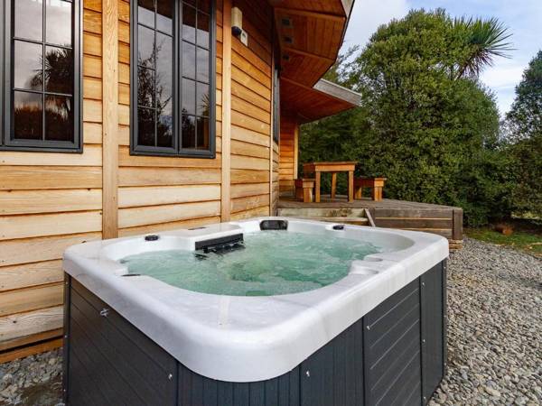 Turoa Tirohanga Yurt - Ohakune Holiday Home with Spa