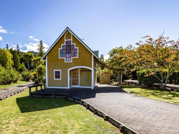 The Gingerbread House with Spa - Ohakune Holiday Home