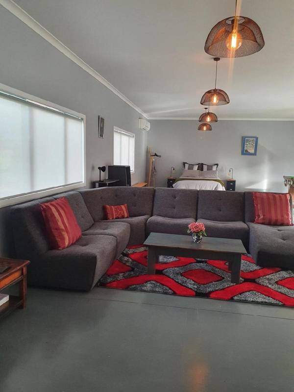 Large cosy suite on two acres two minutes to CBD