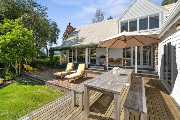 The House - The Lodge Te Horo