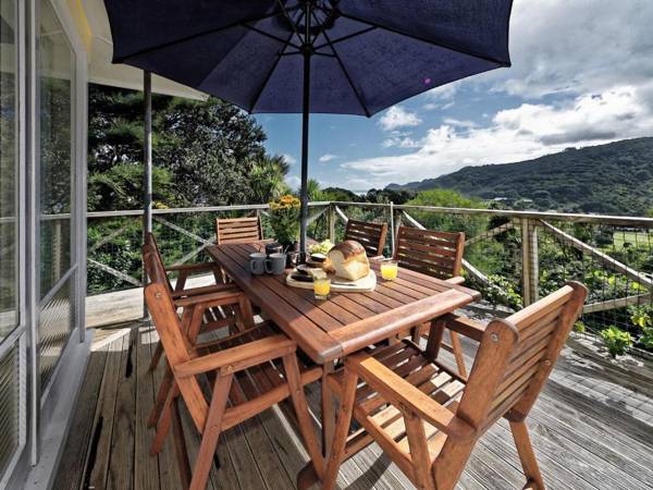 Surfer's Sunshine Cottage - Piha Holiday Home