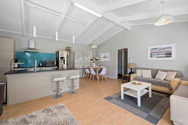 Pohutukawa Breeze - Papamoa Beach Holiday Home