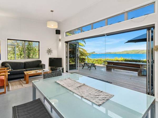 Laze by the Lake - Lakefront Rotoiti Holiday Home