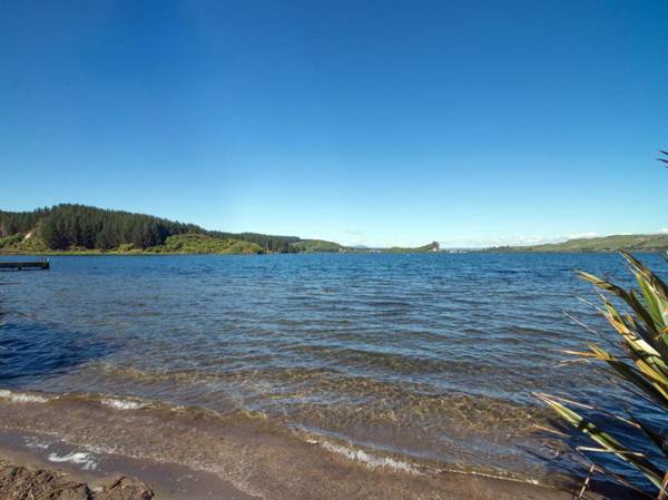 Laze by the Lake - Lakefront Rotoiti Holiday Home