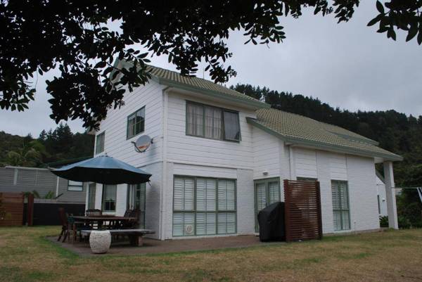 Kiwi Kuta with direct beach access - Matarangi Holiday Home