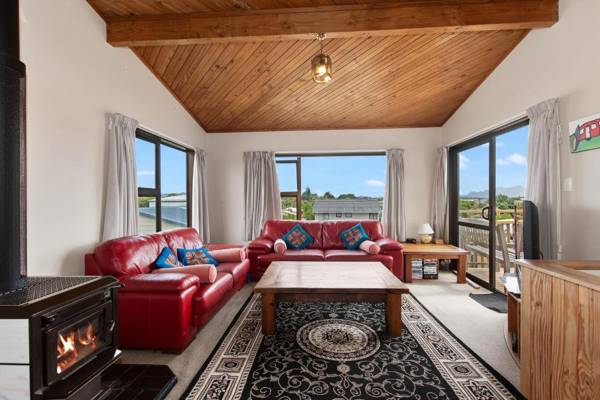 Spacious Family Bach by the Sea - Ruakaka Holiday Home