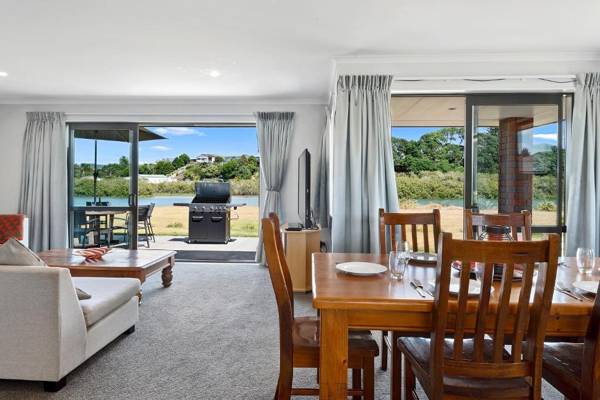 The Waterfront Ruakaka - Ruakaka Holiday Home