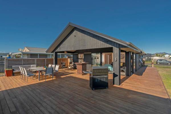Black Beauty Retreat - Matarangi Holiday Home