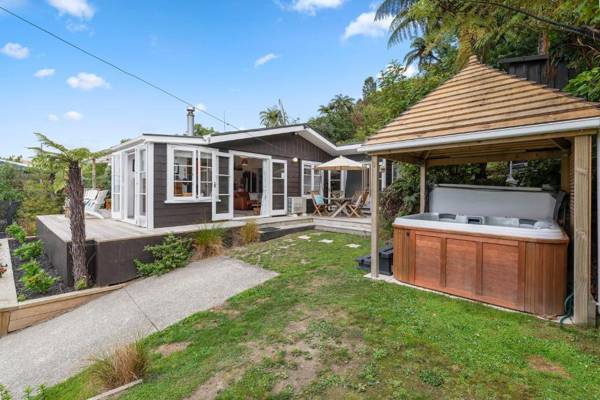 Kiwiana Bach - Lake Tarawera Holiday Home