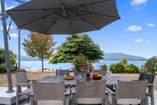 Winstone Cottage - Waterfront Lake Tarawera Holiday Home