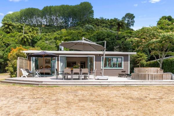 Winstone Cottage - Waterfront Lake Tarawera Holiday Home