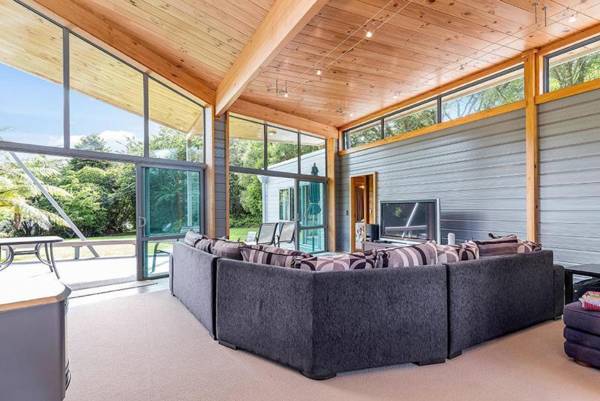 Lakeside Landing - Lake Tarawera Holiday Home