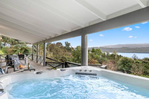 Splendour on Spencer - Lake Tarawera Holiday Home