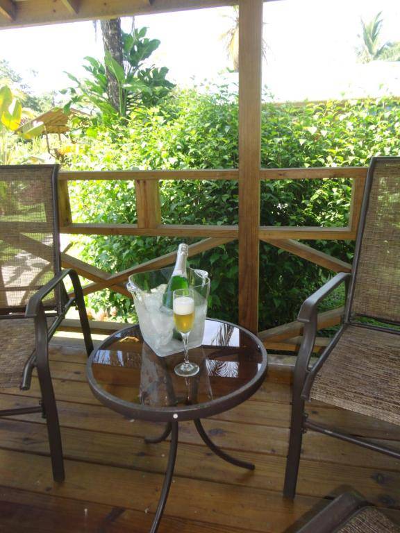 J and H Garden Cabinas