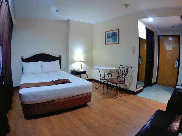 Golden Peak Hotel & Suites