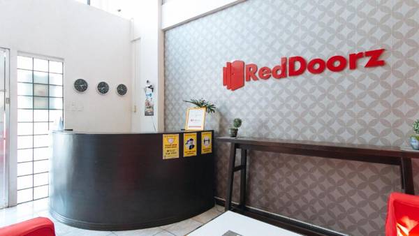 RedDoorz at KM 50 Aguinaldo Highway Tagaytay - Vaccinated Staff