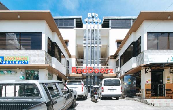 RedDoorz Hostel near Lyceum University Gen Trias Cavite - Vaccinated Staff