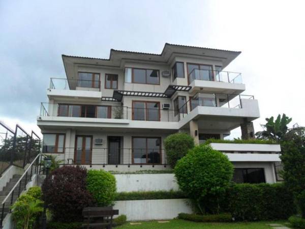 8 Suites By Fat Jimmy'S