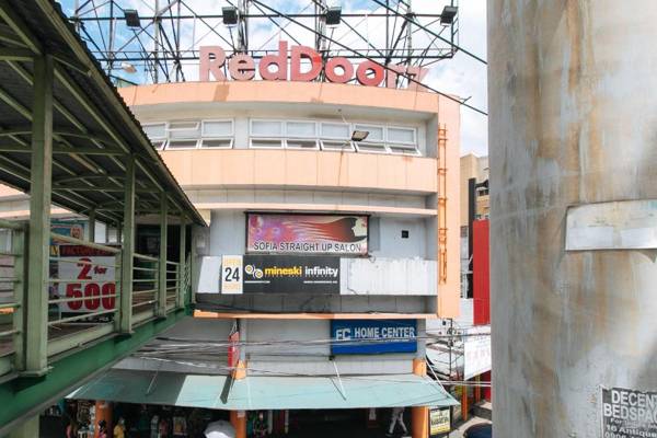 RedDoorz Plus at EDSA Congressional - Vaccinated Staff