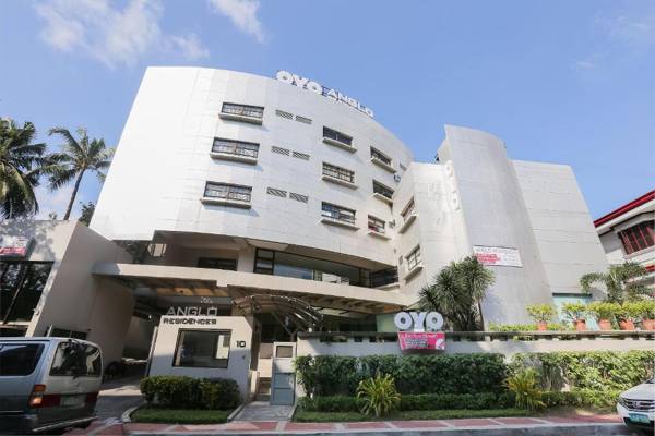 Vaccinated Staff - OYO 190 Anglo Residences