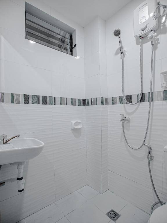 Vaccinated Staff - OYO 605 The Quarters