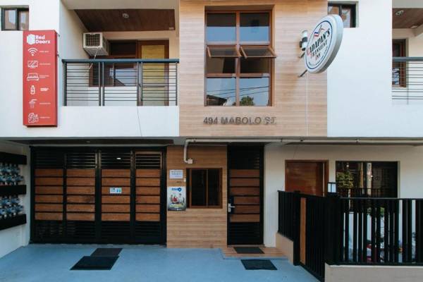 RedDoorz Plus near BGC Mall - Vaccinated Staff