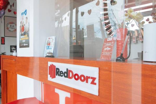 RedDoorz near Mercado del Lago